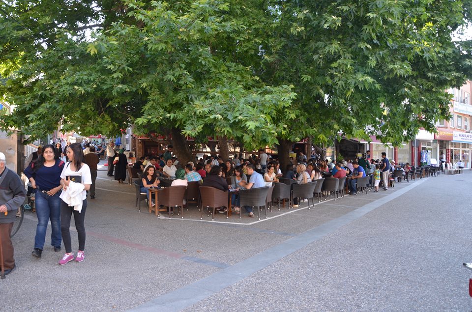 ÇINARALTI CAFE Sayın Balıkesir Büyükşehir Belediye Başkanı Ahmet Edip UĞUR Paşa camimizin yanındaki Çınaraltı kafede oturmak istiyoruz sadace şahsi olarak bu mekana uyguladığınız yaptırımı kaldırarak diğer mekanlara yaptığınız gibi çınarların altına masa sandalye konulmasını istiyoruz.
