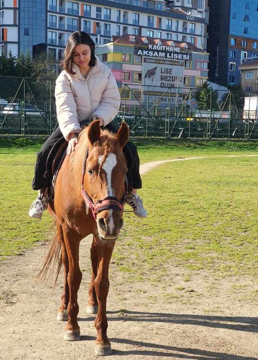 SİZCE NAİME SENA KOÇ OKULDAN AYRILMAK İSTİYOR MUŞTUR MU?