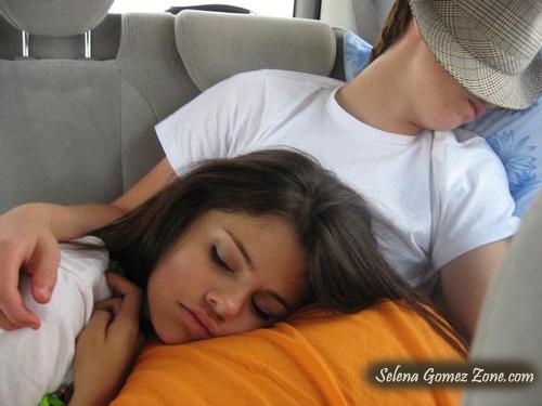 SELENA GOMEZ KULLANDIĞI SOSYAL PAYLAŞIM SİTELERİNİ AÇIKLASIN