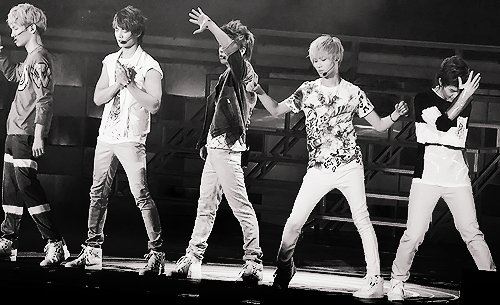 SHINee Türkiye `ye Gelip Bütün Şehirlerde Konser Versin