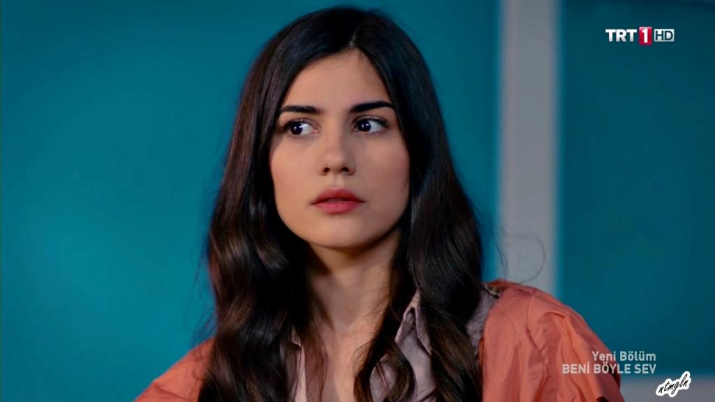 Zeynep Çamcı hayranlarına şarkı söylesin ..