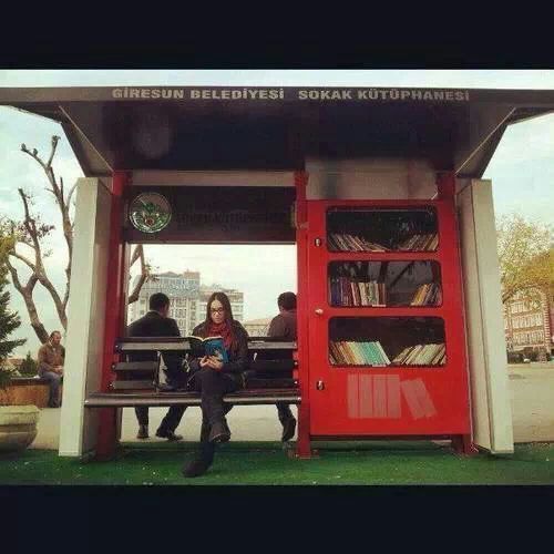 bağcılar otobüs duraklarına kütüphane istiyoruz