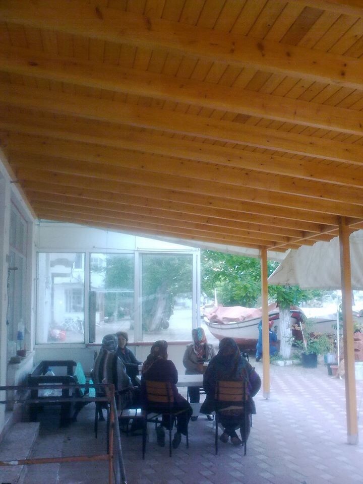 Turan ulu aile cay bahcesinin verandasi yikilmasin