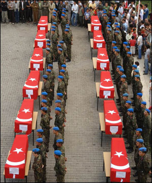 ÇOCUKLARININ ŞEHİT OLDUKLARINI AİLELERE SİYASİ YETKİLİLER SÖYLESİN.