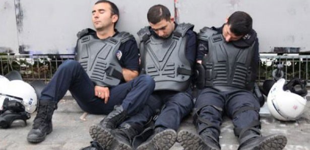 Polisin özlük hakları ve çalışma Şartları düzeltilsin.mesai ücreti getirilsin