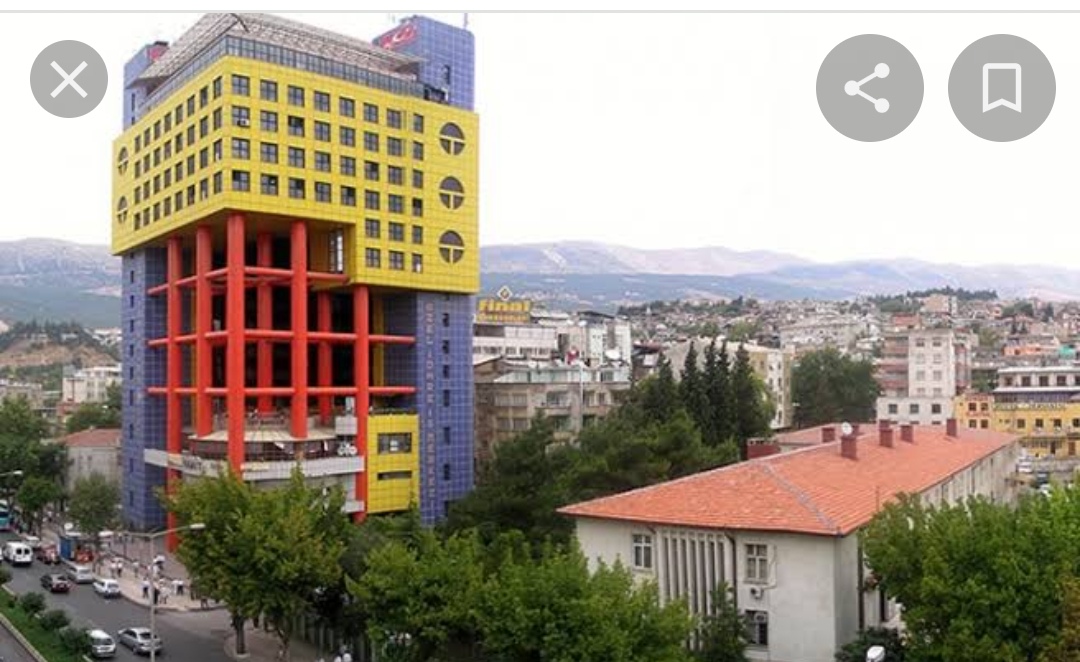 Dünyanın en saçma binası(sarı bina) yıkılmasın...
