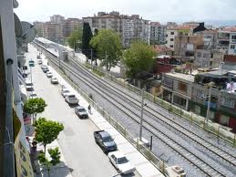 İZMİR'DE İZBAN HATTI "UTANÇ DUVARI" ÇİRKİNLİĞİNE DE, SORUNLARINA DA HAYIR !