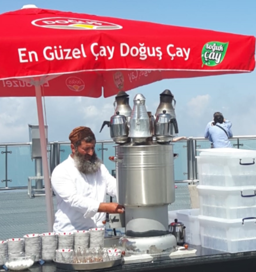 Vatandaşa bedava denecek şekilde hizmet eden bursa uludağda bakacak çaycısı fikret güven kardeşimizin elinden işi alınmak isteniyor bu nedenle kendini valilik önünde benzin döküp yaktı bu kardeşimize sahip çıkalım